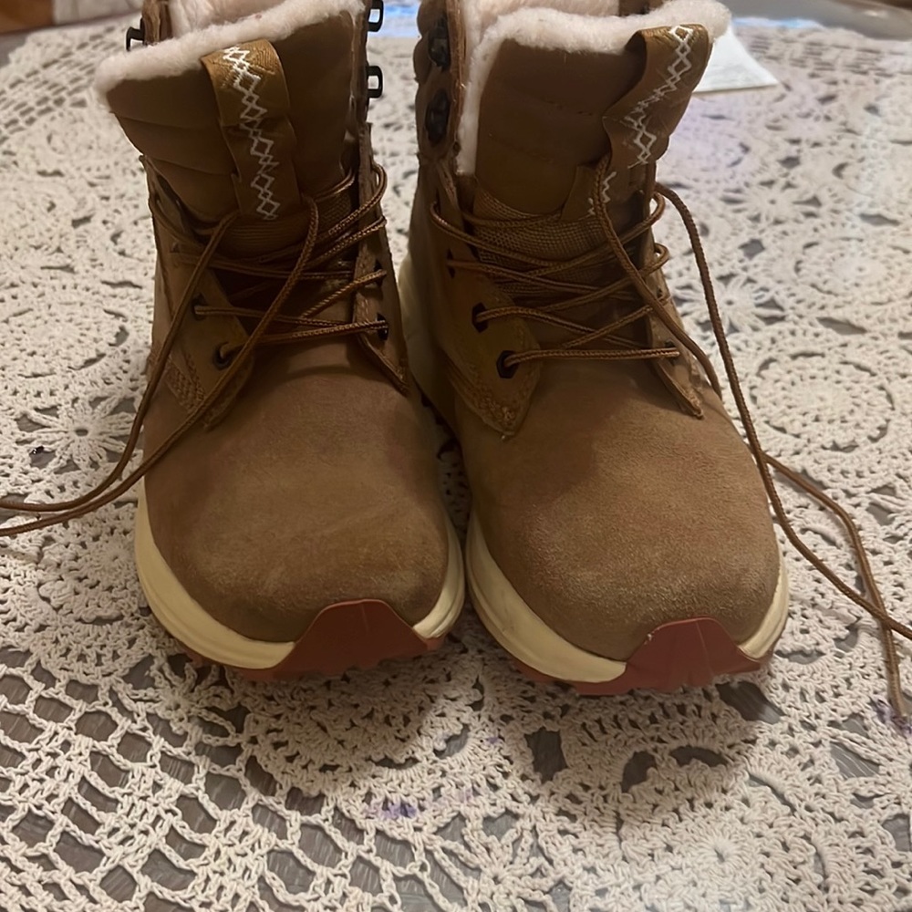 Barely worn UGG men's boots. Size 8